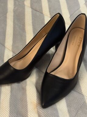 APT. 9 Black Pointed Toe Women's Closet Staple Pumps sz 9.5 but could fit a 10
